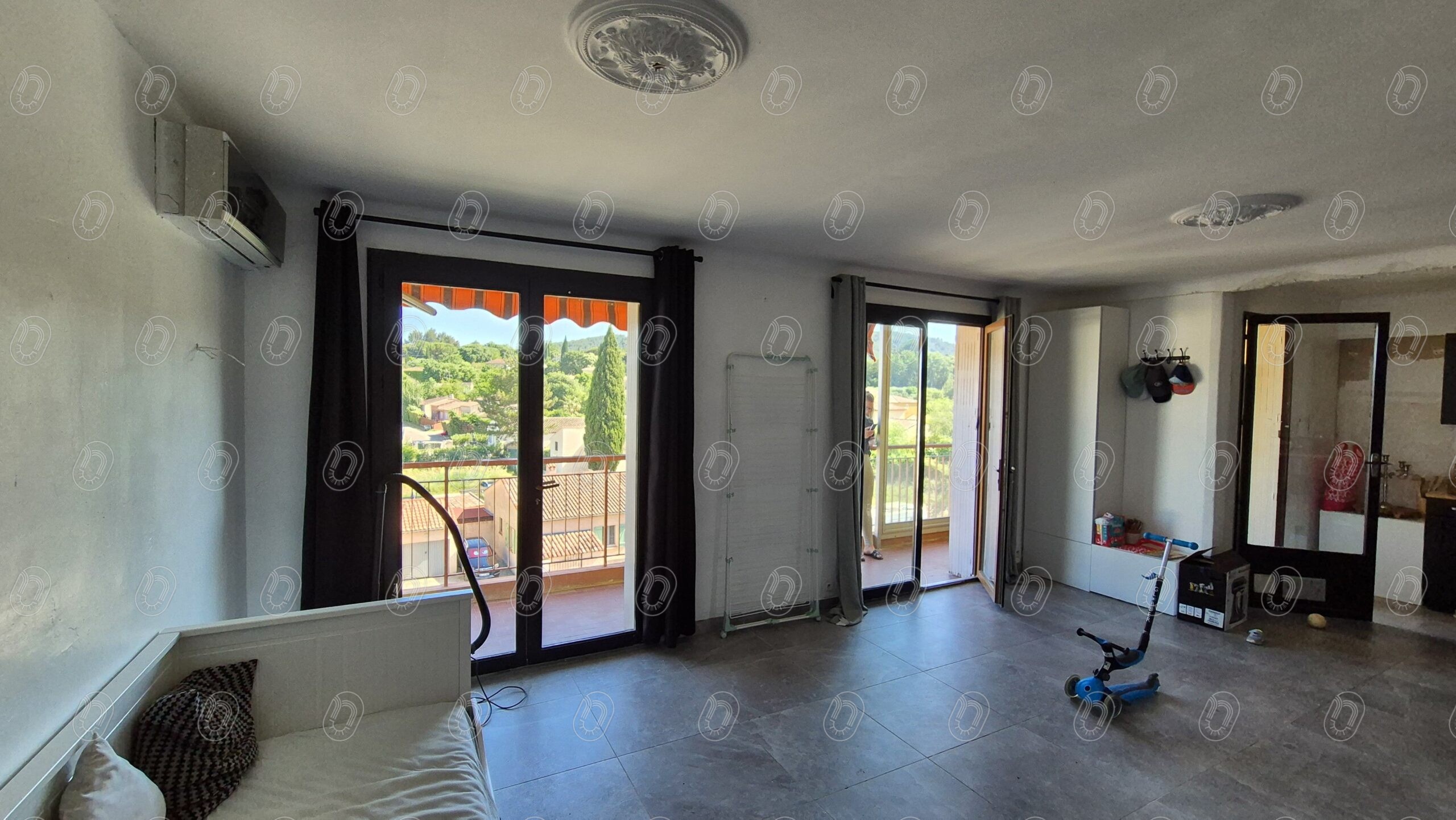 photo salon 2 avant travaux appartement Draguignan