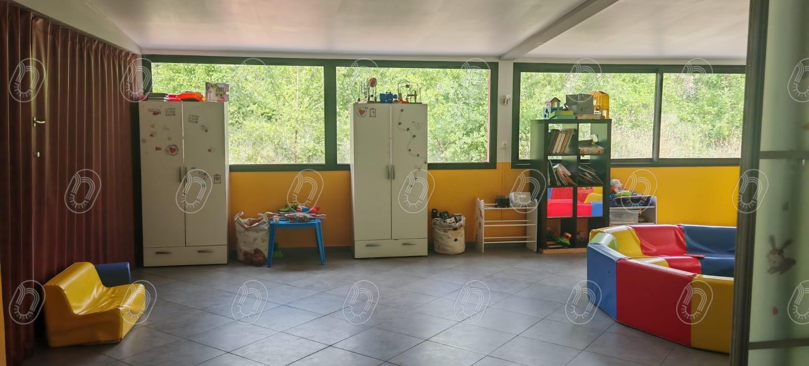 espace-collectif enfant -avant-renovation-trans-en-provence Salle de jeu enfant avant rénovation intérieure à Trans-en-Provence