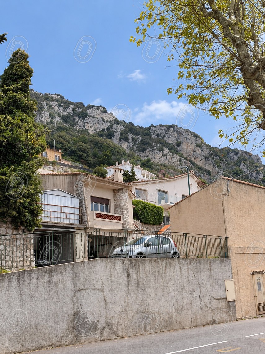 villa-avant-renovation-la-turbie-projet-neroli Villa avant rénovation à La Turbie dans son environnement, projet Néroli