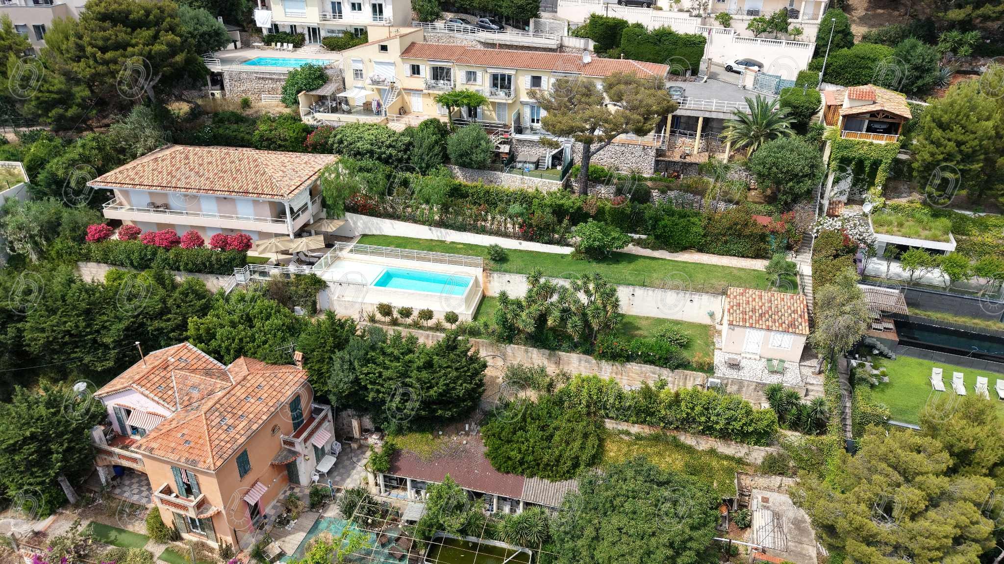 villa-jardin-avant-renovation-cap-dail Vue aérienne de la villa et du jardin avant rénovation à Cap-d’Ail