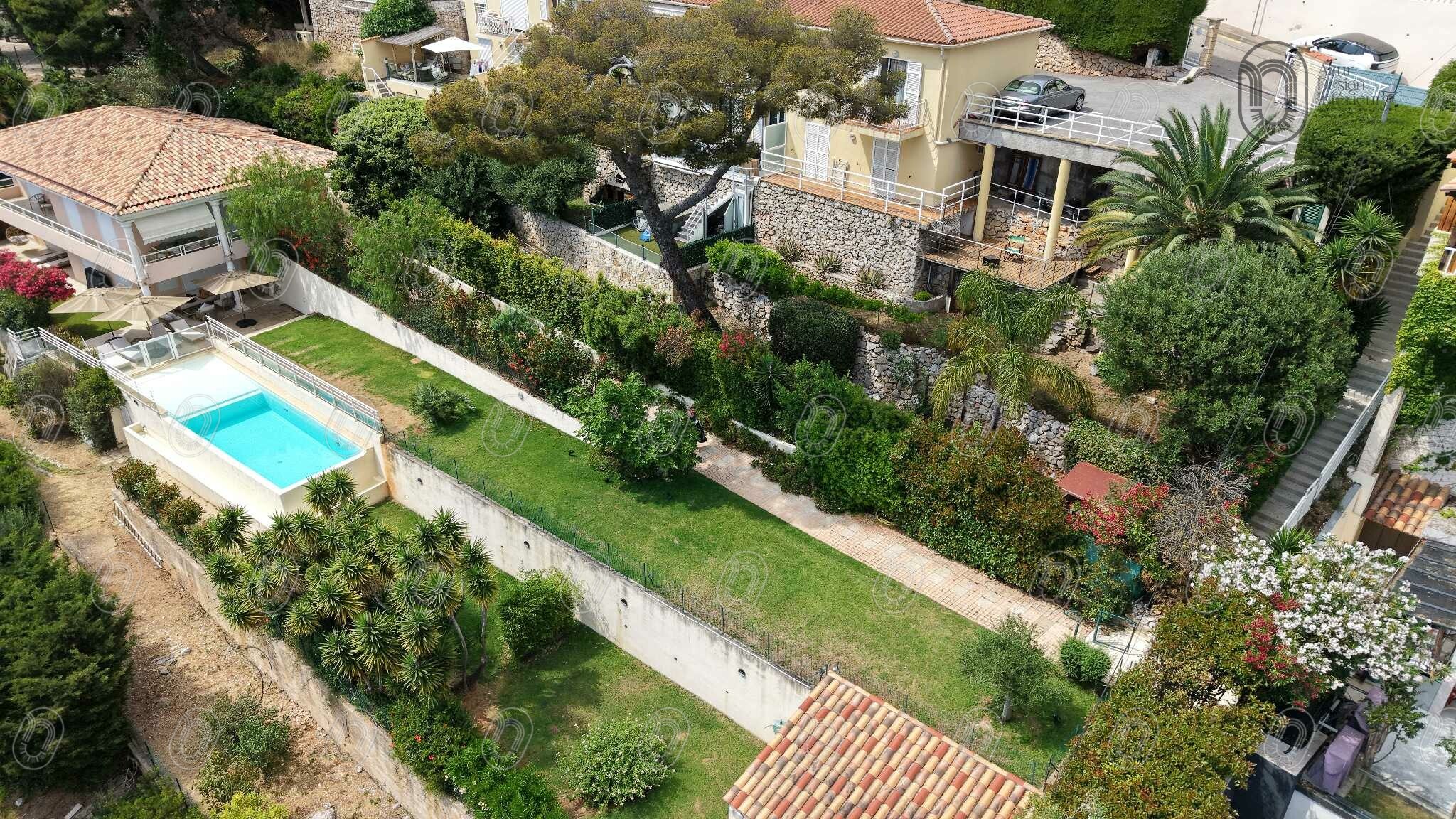 vue-aerienne-terrain-villa-avant-projet-cap-dail Vue aérienne du terrain et de la villa avant le projet d’aménagement à Cap-d’Ail